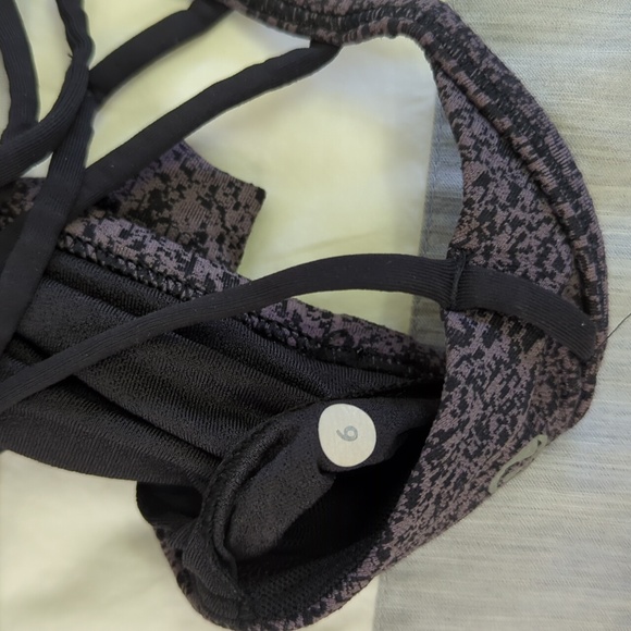One Lululemon sports bra, size 6 - Picture 10 of 10